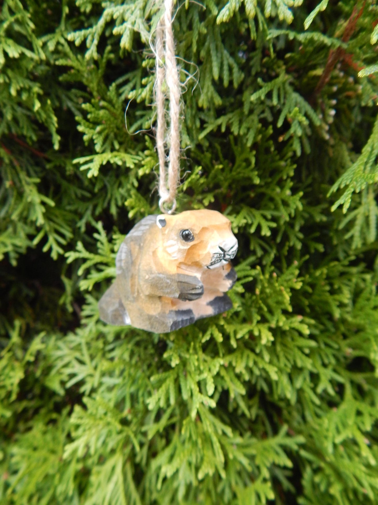 Hand-Carved Wooden Beaver Ornament – Rustic Mini Animal Decor